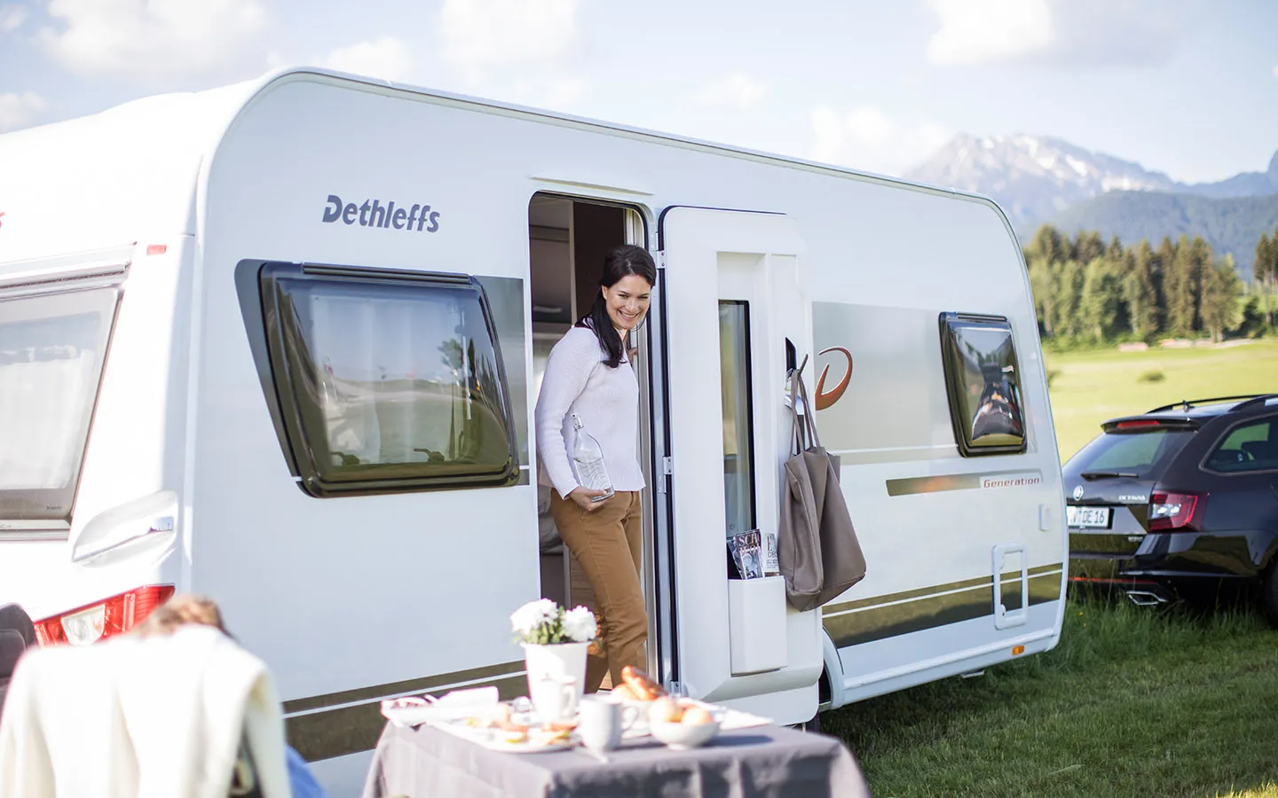 Frau Lachend Wohnwagen Salg af campingvogne